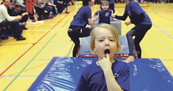 Der var både spring og spilopper i hallen