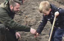 Børn plantede træer i den ny skov i Skibby
