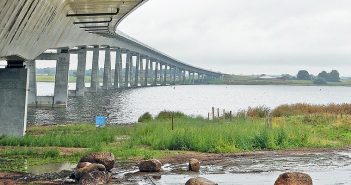 400 frivillige hjælper til