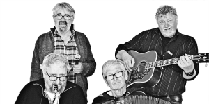 Alfr3d består af fire medlemmer, Henrik på saxofon, Bjarne på guitar, Hans på harmonika og Anders som synger sangene.