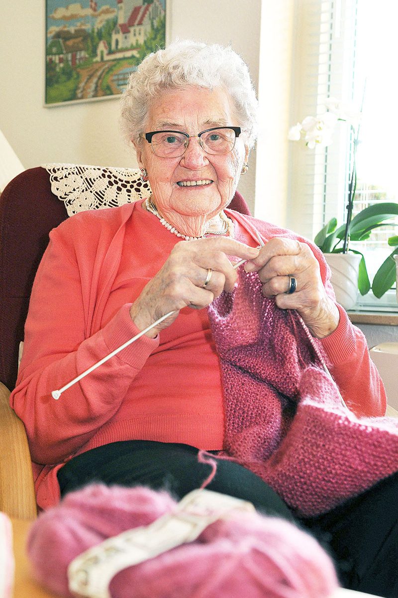Lilly Jørgensen har tit et håndarbejde i hænderne. Hun hækler firkanter til tæpper og strikker tørklæder. Foto: Steen Westh