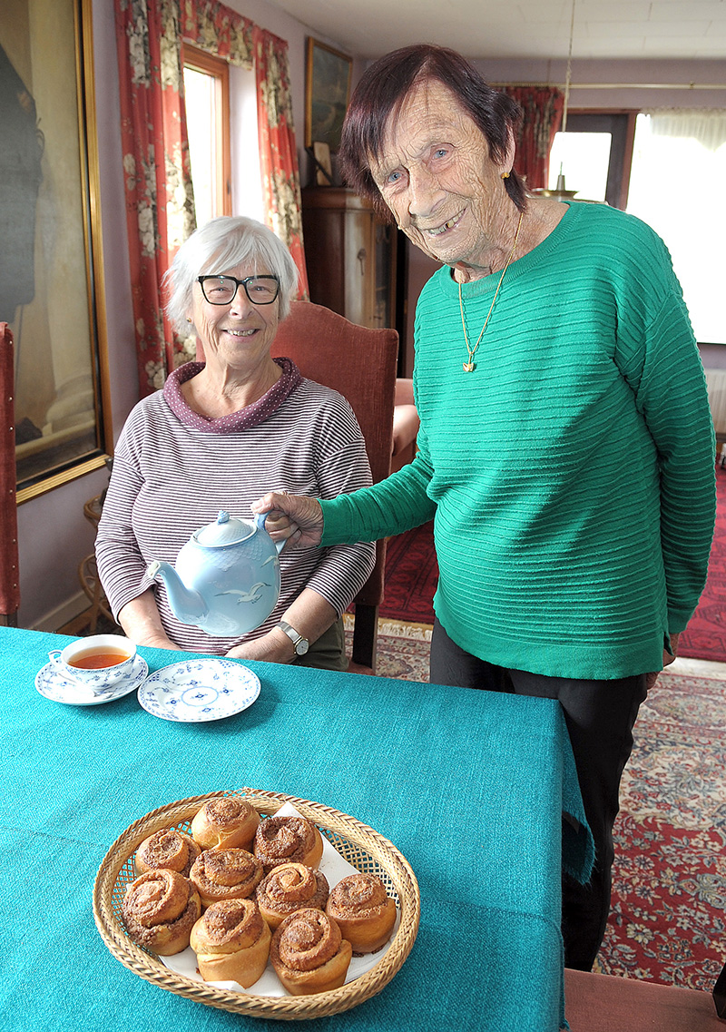 102 årig 3 Det er Helga Hansen, der skænker teen for sine gæster. Her for datteren Hanne Grønbjerg.