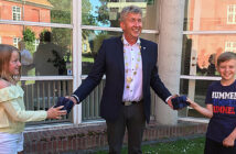 Elever fik gave fra dronningen