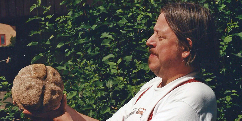 Årbog solsten Flemming Kaul 1999 Museumsinspektør Flemming Kaul, der stolt viser stenen frem. Den kom senere med ham på ture rundt i Europa.