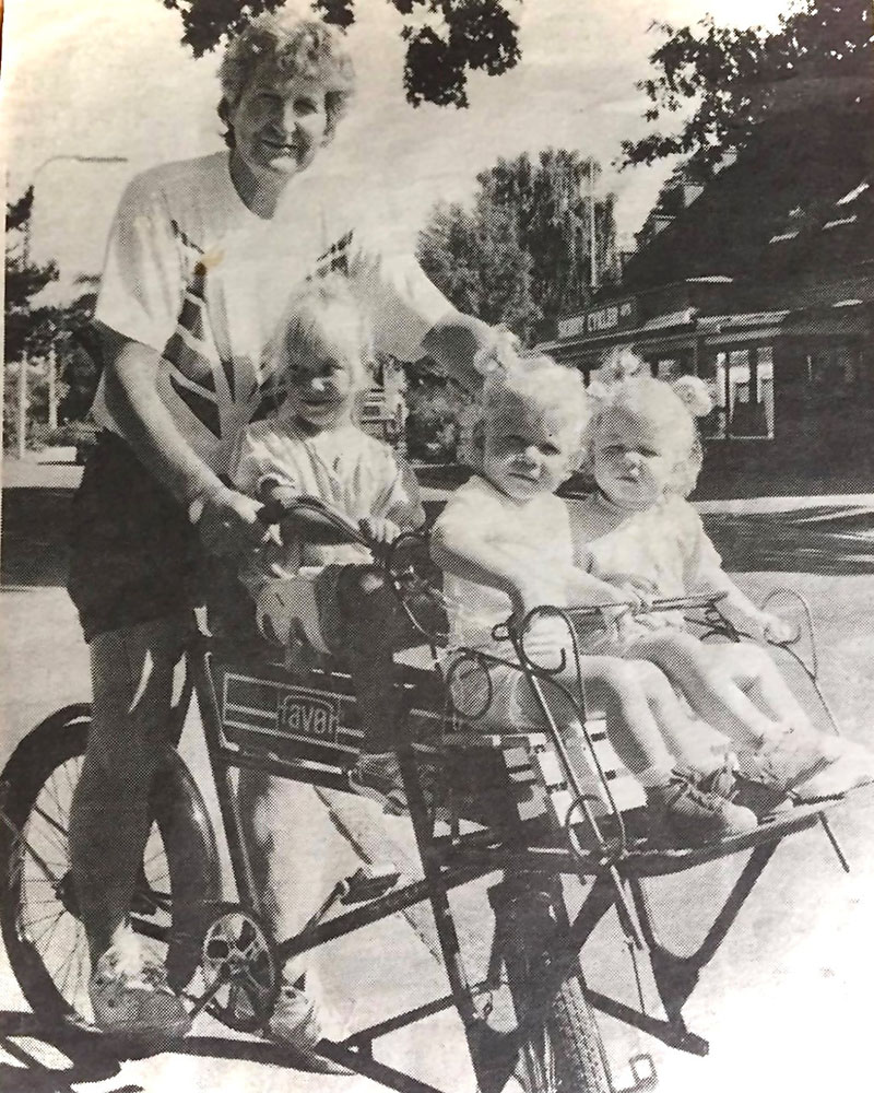 ørnfeld 2 Det 25 år gamle foto, hvor Bent Ørnfeld kører rundt på sin ladcykel med sine tre børnebørn, bagerst Regitze forrest tvillingerne Josefine og Katrine.
Foto: Steen Westh