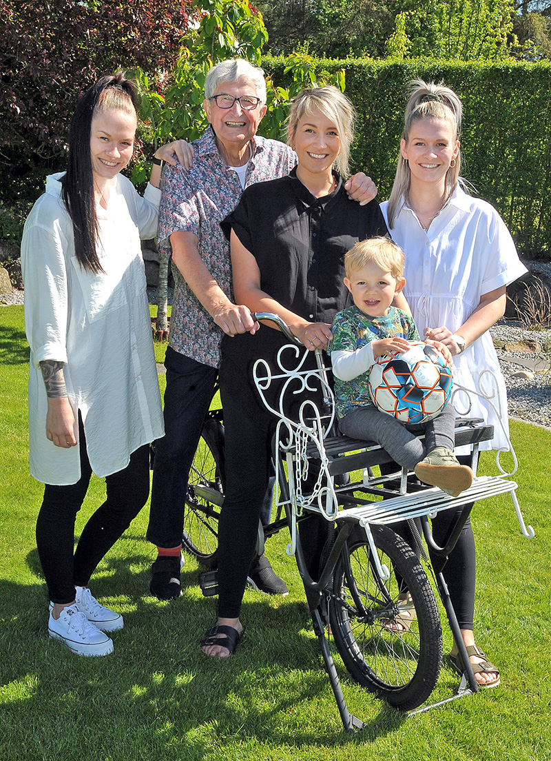 ørnfeld Ladcyklen er den samme, og de tre børnebørn er stadig med på fotoet. Tv. Josefine og th. Katrine. Regitze (i midten) har gjort Bent Ørnfeld til oldefar. Så nu er det Marcelo på to år, der indtager hæderspladsen på cyklen.