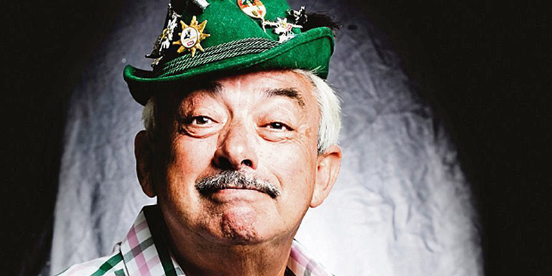 johnny reimar Johnny Reimar har optrådt til cirka 500 oktoberfester og har slidt flere tyrolerhatte op.