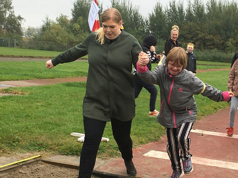 para 3 En af de paralympiske discipliner var længdespring. Nogen kunne selv springe, andre havde brug for lidt hjælp fra en voksen. Foto: Frederikssund Kommune