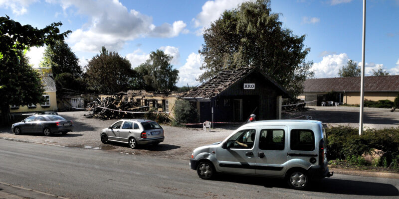 tv den gamle sal i midten den udbrændte restaurant th værelsesfløjen Brand Skuldelev Kro.