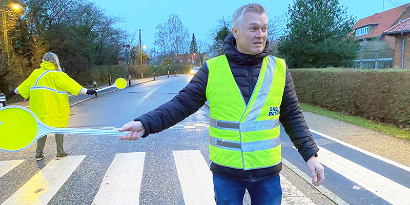 skolepatrulje 2 Imens passede lærer Hanne Lyhne og skoleleder Klaus Bertelsen skolepatruljetjansen