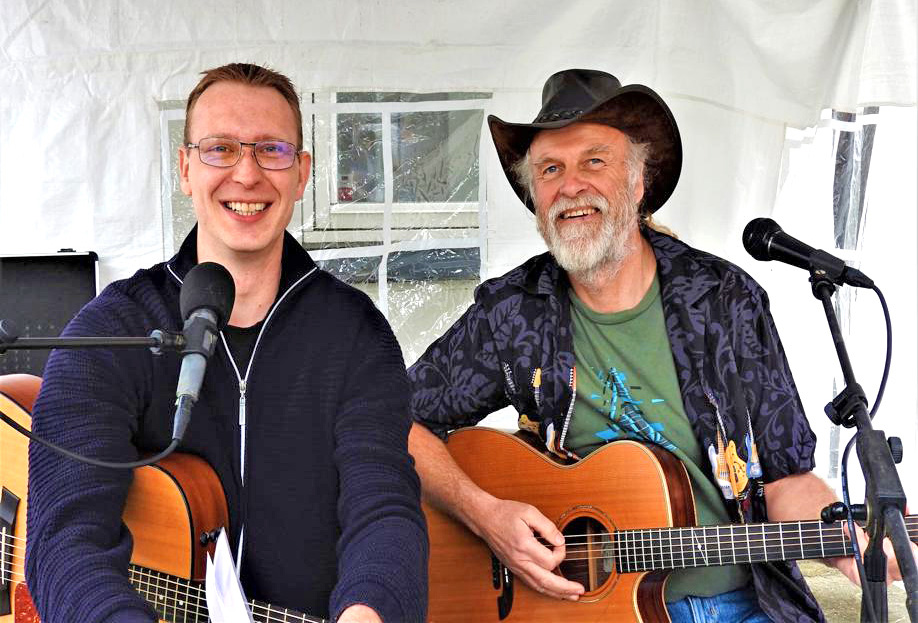 Rune & Søren bliver de første, der sætter strøm på Kulturhusets nye lydanlæg, som er anskaffet med generøs støtte fra Frederikssund Kommunes udvalg for job, erhverv og kultur.