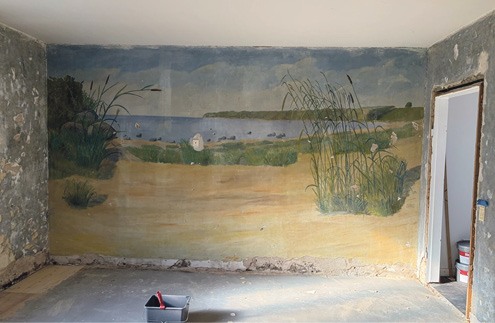 Gammelt vægmaleri dukkede frem bag tapeten